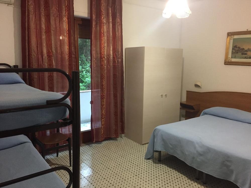 Hotel Cavour Сорренто Экстерьер фото