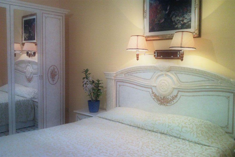 Hotel Cavour Сорренто Экстерьер фото